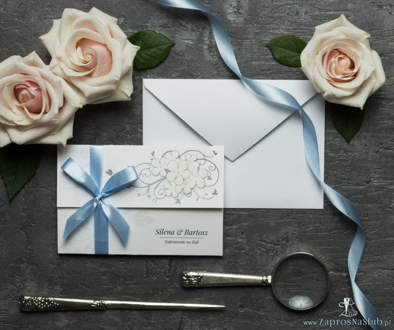 Unikatowe zaproszenia ślubne z kwiatami. Białe kwiaty kaliny i wstążka w błękitnym kolorze. ZAP-93-18