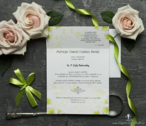 Unikatowe zaproszenia ślubne z kwiatami. Bratki i wstążka w zielonym kolorze. ZAP-93-20