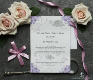 Unikatowe zaproszenia ślubne z kwiatami. Kwiaty bzu i wstążka w różowym kolorze. ZAP-93-21