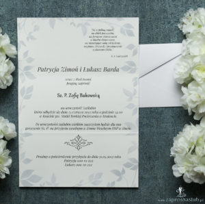 Składane na trzy części kwiatowe zaproszenia ślubne w formacie DL. Fioletowo-zielone kwiaty, pistacjowa kokardka i interesujący motyw ozdobny. ZAP-95-04