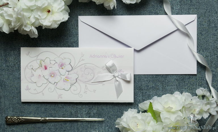Składane na trzy części kwiatowe zaproszenia ślubne w formacie DL. Różowo-białe kwiaty, biała kokardka i interesujący motyw ozdobny. ZAP-95-07