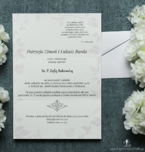 Składane na trzy części kwiatowe zaproszenia ślubne w formacie DL. Różowo-białe kwiaty, biała kokardka i interesujący motyw ozdobny. ZAP-95-07