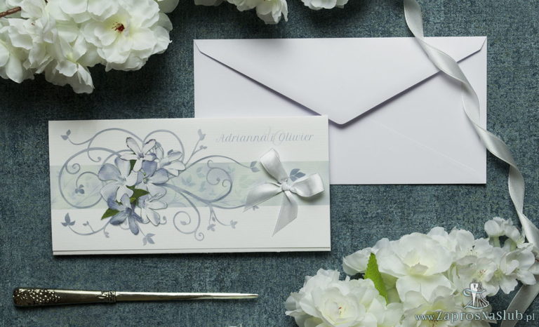 Składane na trzy części kwiatowe zaproszenia ślubne w formacie DL. Niebiesko-białe kwiaty, biała kokardka i interesujący motyw ozdobny. ZAP-95-10
