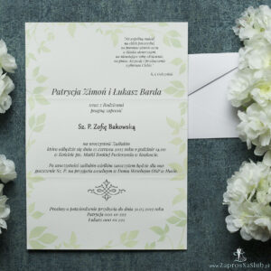 Składane na trzy części kwiatowe zaproszenia ślubne w formacie DL. Piękne, drobne, jasne kwiaty, pistacjowa kokardka i interesujący motyw ozdobny. ZAP-95-12
