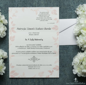 Składane na trzy części kwiatowe zaproszenia ślubne w formacie DL. Kwiaty - gerbera, czerwona kokardka i interesujący motyw ozdobny. ZAP-95-14