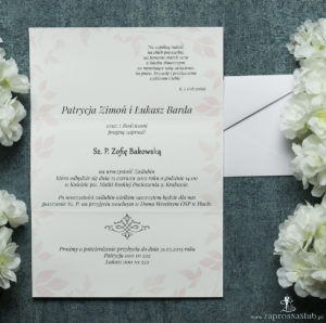 Składane na trzy części kwiatowe zaproszenia ślubne w formacie DL. Kwiaty - goździki w odcieniach różu, czerwieni i bieli, ciemnoczerwona kokardka i interesujący motyw ozdobny. ZAP-95-16