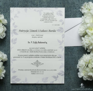 Składane na trzy części kwiatowe zaproszenia ślubne w formacie DL. Fioletowe kwiaty polne, ciemnofioletowa kokardka i interesujący motyw ozdobny. ZAP-95-17