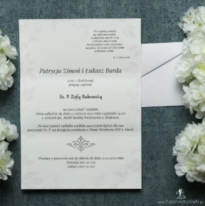 Składane na trzy części kwiatowe zaproszenia ślubne w formacie DL. Białe kwiaty kaliny, błękitna kokardka i interesujący motyw ozdobny. ZAP-95-18