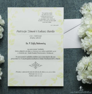 Składane na trzy części kwiatowe zaproszenia ślubne w formacie DL. Kwiaty - bratki, zielona kokardka i interesujący motyw ozdobny. ZAP-95-20