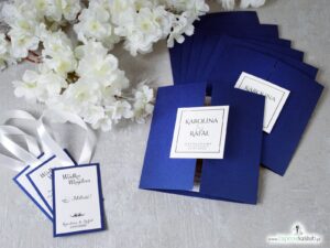 Stylowe zaproszenia ślubne w kolorze niebieskim, rozkładane na trzy części, z przyklejanym wnętrzem oraz motywem tekstowym. ZAP-74-86