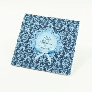 Zaproszenia designerskie - niebieski motyw barokowy z błękitnym motywem kwiatowym oraz satynową kokardką. ZAP-11-03
