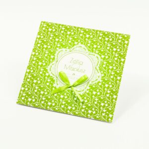Zaproszenia designerskie - zielono-biały motyw roślinny z białym motywem kwiatowym oraz satynową kokardką. ZAP-11-05