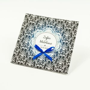 Zaproszenia designerskie - czarno-biały elegancki damask z błękitną poświatą i białym motywem kwiatowym oraz satynową kokardką. ZAP-11-13