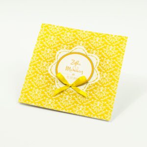 Zaproszenia designerskie - żółto-biała dekoracja z trójkolorowym motywem kwiatowym oraz satynową kokardką. ZAP-11-15