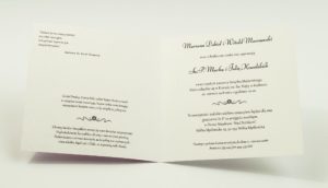 Zaproszenia designerskie - fioletowo-biały ozdobny damask z trójkolorowym motywem kwiatowym oraz satynową kokardką. ZAP-11-14