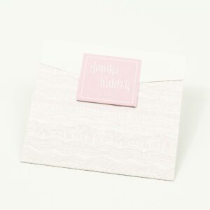 Zaproszenia z biało-różowymi dekoracyjnymi paskami w kształcie koperty. ZAP-15-07