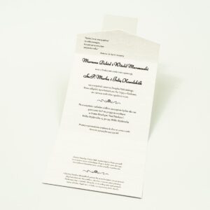 Zaproszenia z biało-różowymi dekoracyjnymi paskami w kształcie koperty. ZAP-15-07