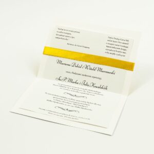Zaproszenia z żółto-białym motywem dekoracyjnym, satynową wstążką oraz kokardką. ZAP-17-15