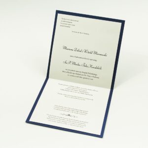 Bardzo eleganckie zaproszenia z błękitno-białym ornamentem florystycznym, perłowym papierem, wklejanym wnętrzem, satynową wstążką oraz cyrkonią. ZAP-25-86
