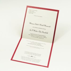 Bardzo eleganckie zaproszenia z czerwono-białym ozdobnym ornamentem, perłowym papierem, wklejanym wnętrzem, satynową wstążką oraz cyrkonią. ZAP-25-80