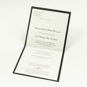 Bardzo eleganckie zaproszenia z czarno-białym eleganckim damaskiem z błękitna poświatą, perłowym papierem, wklejanym wnętrzem, satynową wstążką oraz cyrkonią. ZAP-25-88