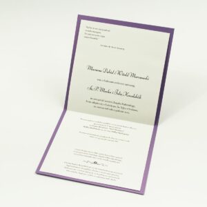 Bardzo eleganckie zaproszenia z fioletowo-białym ozdobnym damaskiem, perłowym papierem, wklejanym wnętrzem, satynową wstążką oraz cyrkonią. ZAP-25-85