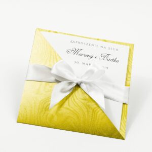 Dwuczęsciowe zaproszenia z charakterystyczną kopertą w kolorze złotym, białą satynową wstążką oraz wkładką. ZAP-45-28