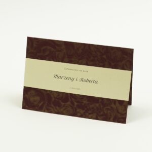 Wykonane na bordowym papierze ze złotymi różami, eleganckie zaproszenia ślubne z motywem tekstowym na papierze perłowym. ZAP-52-52