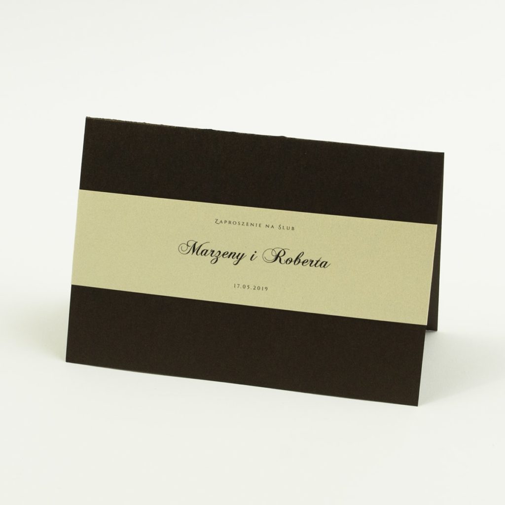 Wykonane na brązowym, metalizowanym papierze, eleganckie zaproszenia ślubne z motywem tekstowym na papierze perłowym. ZAP-52-81