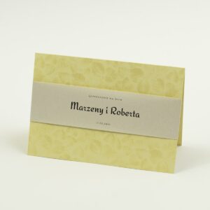 Wykonane na kremowym papierze ze złotymi liśćmi, eleganckie zaproszenia ślubne z motywem tekstowym na papierze perłowym. ZAP-52-53