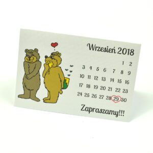 Klasyczne zaproszenia ślubne z humorystycznym obrazkiem przedstawiającym dwa niedźwiadki oraz kartkę z kalendarza z zaznaczoną datą ślubu. ZAP-56-06