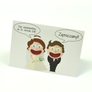 Klasyczne zaproszenia ślubne z humorystycznym obrazkiem przedstawiającym Pana Młodego i Panią Młodą zapraszających na swój ślub. ZAP-56-11