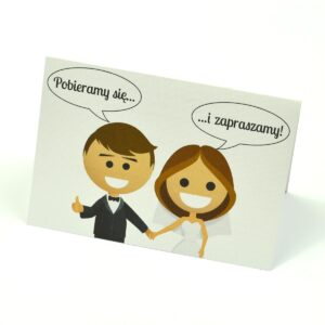 Klasyczne zaproszenia ślubne z humorystycznym obrazkiem przedstawiającym uśmiechniętą parę trzymającą się za ręce i zapraszającą na swój ślub. ZAP-56-12