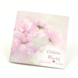 Przepiękne wiosenne zaproszenia ślubne z filigranowymi, różowymi kwiatami zawilca japońskiego oraz z cyrkonią. ZAP-60-13