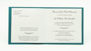 Zaproszenia ślubne na turkusowym papierze metalizowanym, ze wstążką w kolorze starego złoto i cyrkonią oraz wklejanym wnętrzem. ZAP-61-84
