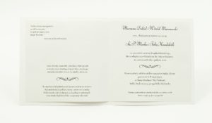 Zaproszenia ślubne na srebrnym paskowanym papierze, ze wstążką w kolorze ciemne bordo i cyrkonią oraz wklejanym wnętrzem. ZAP-61-92