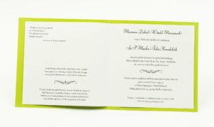 Zaproszenia ślubne na zielonym papierze perłowym, ze wstążką w kolorze zielonym i cyrkonią oraz wklejanym wnętrzem. ZAP-61-72