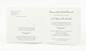Zaproszenia ślubne na białym papierze z fakturą ryps, ze wstążką w kolorze intensywnego różu i cyrkonią oraz wklejanym wnętrzem. ZAP-61-68