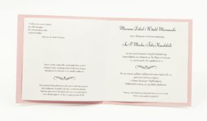 Zaproszenia ślubne na jasnym, różowym papierze perłowym, ze wstążką w kolorze brudny róż i cyrkonią oraz wklejanym wnętrzem. ZAP-61-83