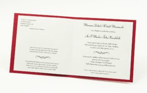 Zaproszenia ślubne na czerwonym papierze perłowym, ze wstążką w kolorze ciemnej czerwieni i cyrkonią oraz wklejanym wnętrzem. ZAP-61-80