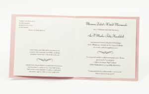Zaproszenia ślubne na różowym papierze perłowym, ze wstążką w kolorze różowym i cyrkonią oraz wklejanym wnętrzem. ZAP-61-93
