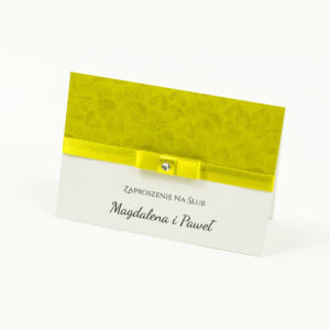 Bardzo eleganckie zaproszenia ślubne ze wstążką w kolorze pistacjowo-żółtym, papierem oliwkowym ze złotym motywem liści, cyrkonią i wklejanym wnętrzem. ZAP-64-75
