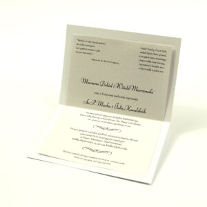 Eleganckie zaproszenia ślubne z cyrkonią oraz papierem ozdobnym przypominającym biało-srebrną grubą koronkę, na który przyklejony jest motyw tekstowy. ZAP-72-501