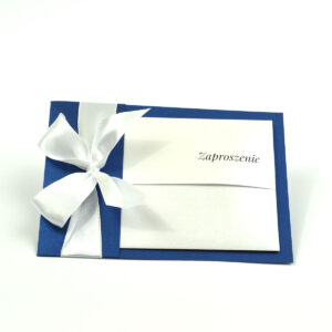 Ciekawe w formie eleganckie zaproszenia ślubne z wkładanym wnętrzem, białą wstążką oraz okładką z niebieskiego papieru perłowego. ZAP-73-86