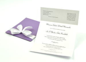 Ciekawe w formie eleganckie zaproszenia ślubne z wkładanym wnętrzem, białą wstążką oraz okładką z fioletowego papieru perłowego. ZAP-73-85
