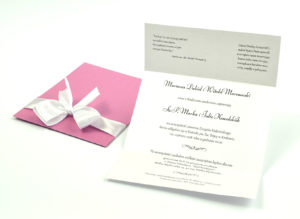 Ciekawe w formie eleganckie zaproszenia ślubne z wkładanym wnętrzem, wstążką w kolorze białym oraz okładką z różanego papieru perłowego. ZAP-73-82