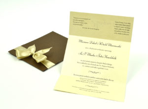 Ciekawe w formie eleganckie zaproszenia ślubne z wkładanym wnętrzem, wstążką w kolorze kawa z mlekiem z brązowego papieru perłowego. ZAP-73-81