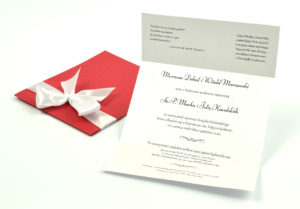 Ciekawe w formie eleganckie zaproszenia ślubne z wkładanym wnętrzem, białą wstążką oraz okładką z czerwonego papieru perłowego. ZAP-73-80
