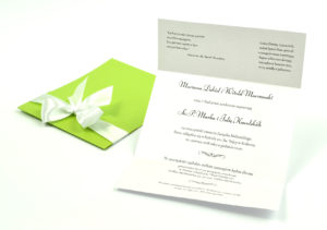 Ciekawe w formie eleganckie zaproszenia ślubne z wkładanym wnętrzem, białą wstążką oraz okładką z zielonego papieru perłowego. ZAP-73-72