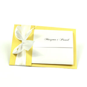 Ciekawe w formie eleganckie zaproszenia ślubne z wkładanym wnętrzem, biała wstążką oraz okładką ze złotego papieru ozdobnego. ZAP-73-59
